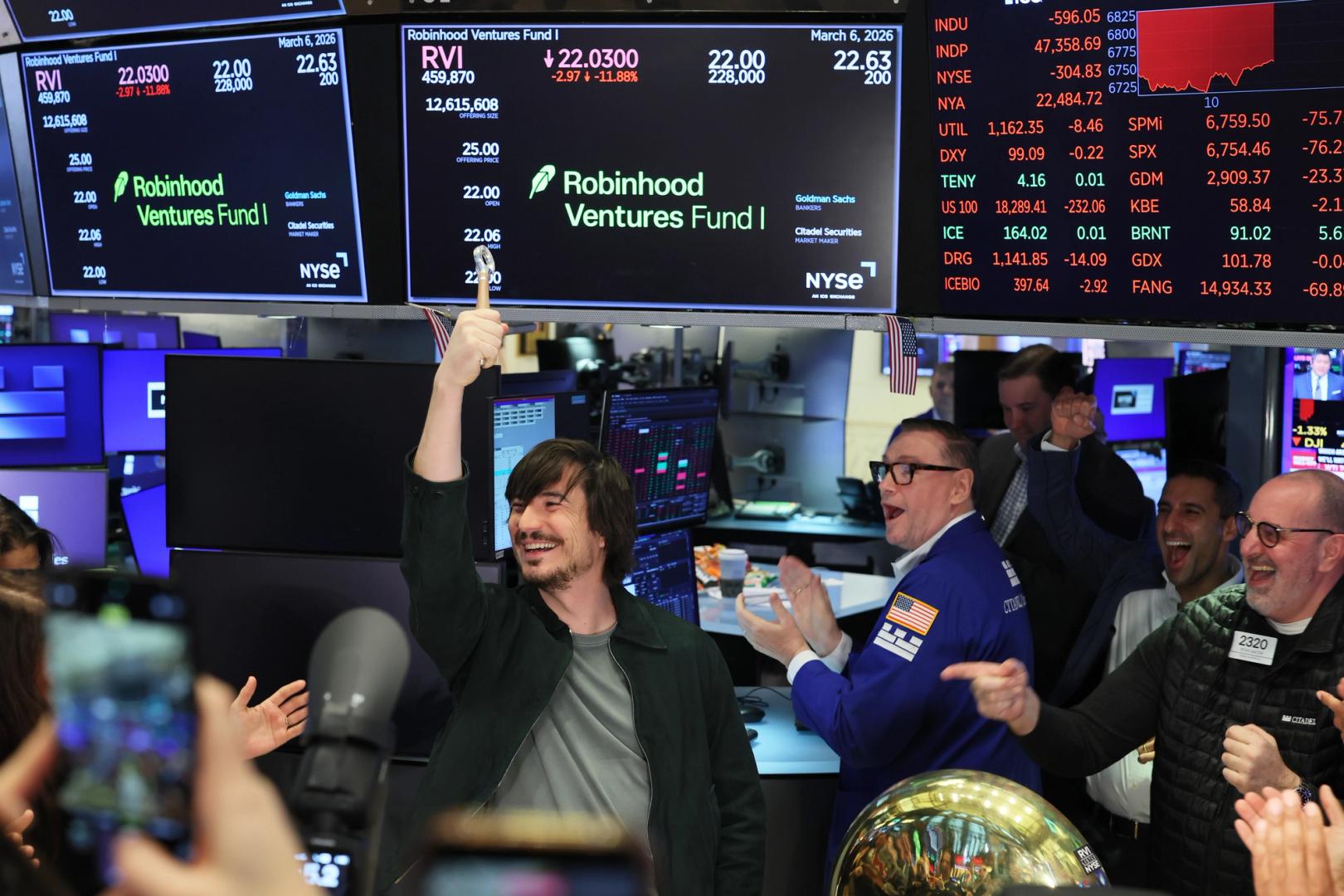 Robinhood adds AI agents, perps and weekend trading in push to win active traders