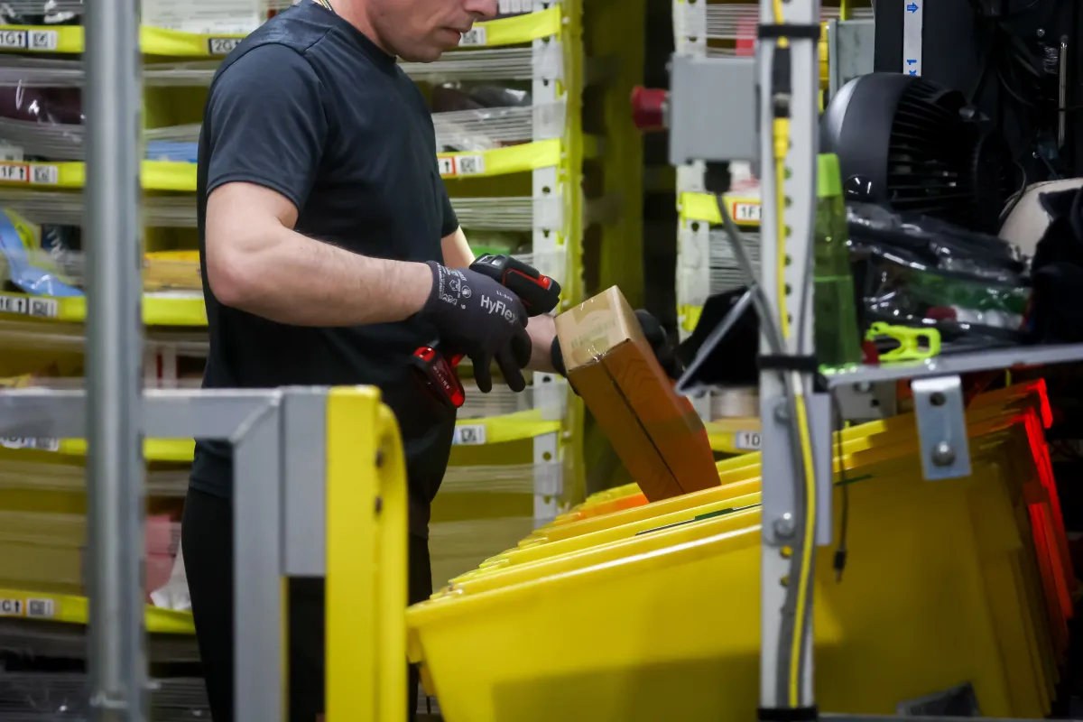 Amazon gives its workers a raise of $1 per hour