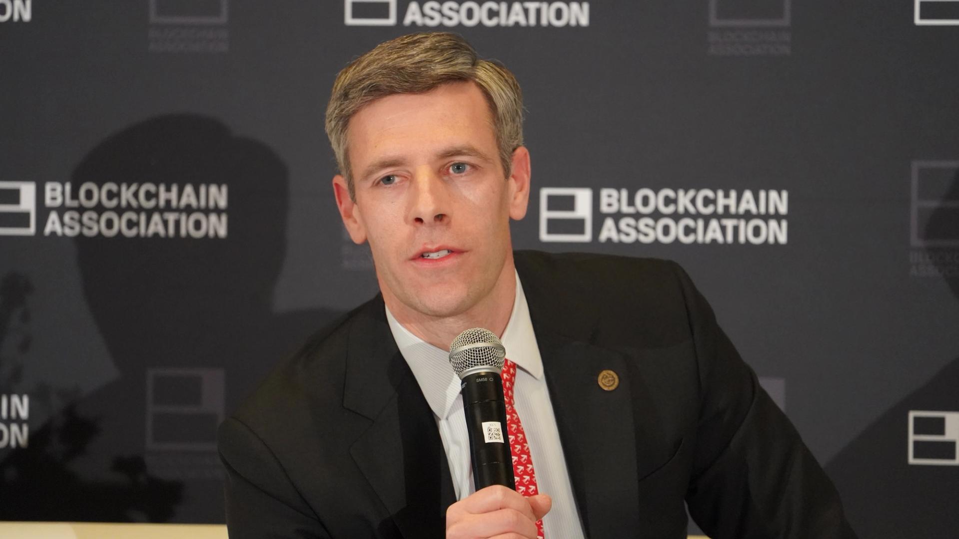 Bank group sues U. S. regulator over granting crypto trust charters