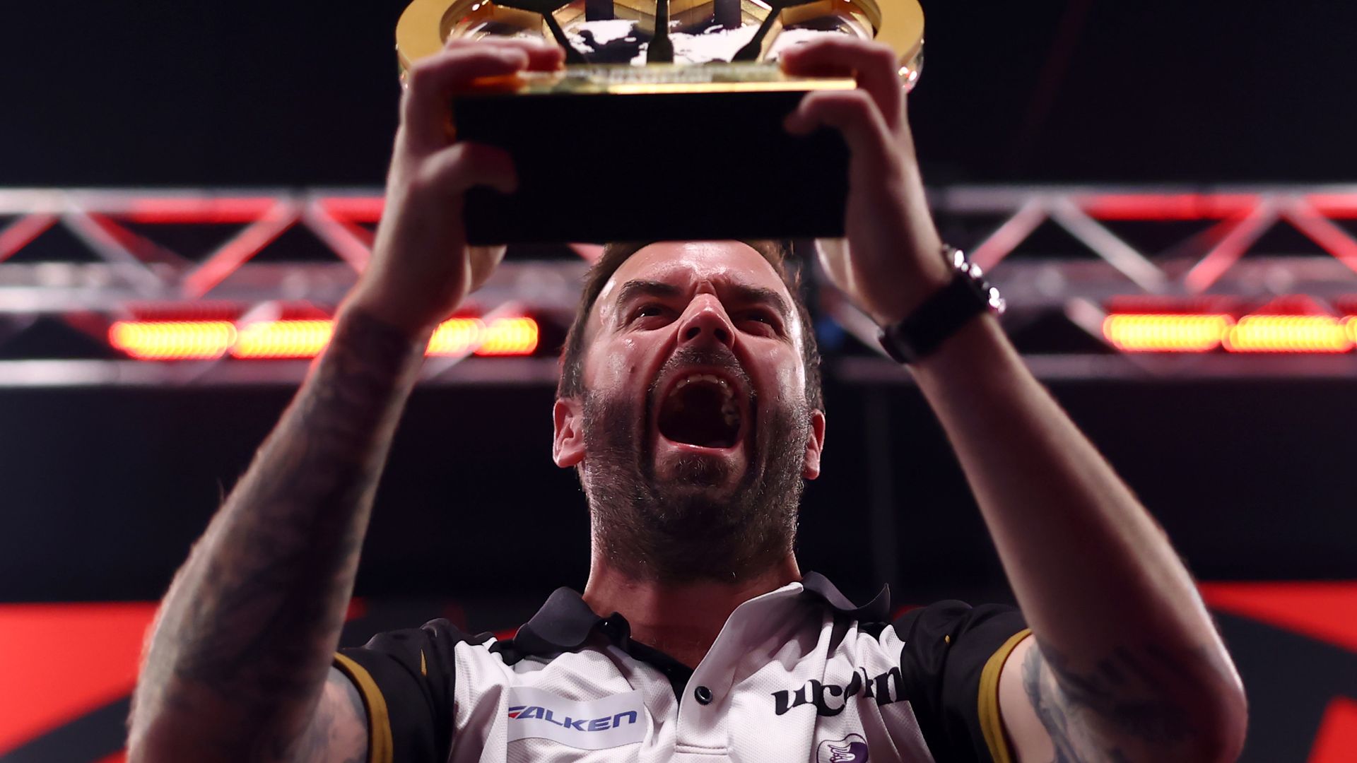Smith thrashes Price to win World Series after Littler's shock exit