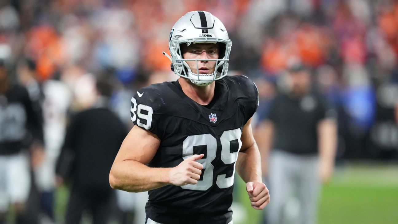 Sources: Raiders' Bowers has knee procedure, out 'a game or two'